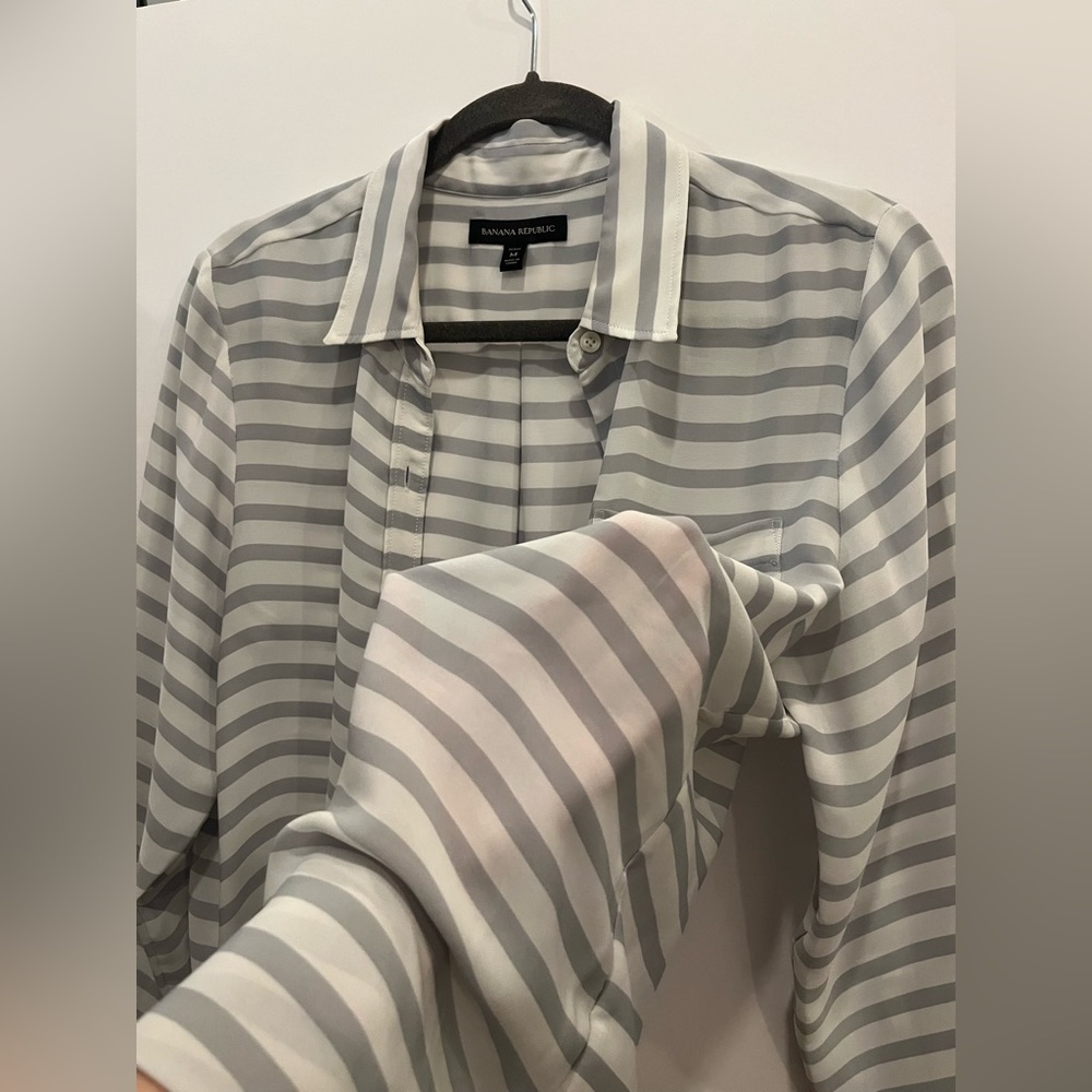 Petite 🍌 Banana Republic Button Down - Picture 13 of 13